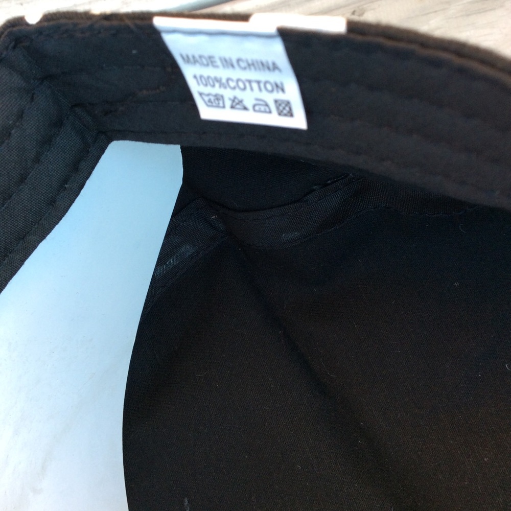 Cap with adjustable strap - Picture 3 of 3